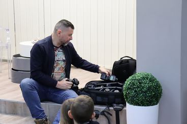 Wieluń: Biblioteka Miejska zaprosiła dzieci na spotkanie z fotografem Piotrem Pabisiakiem